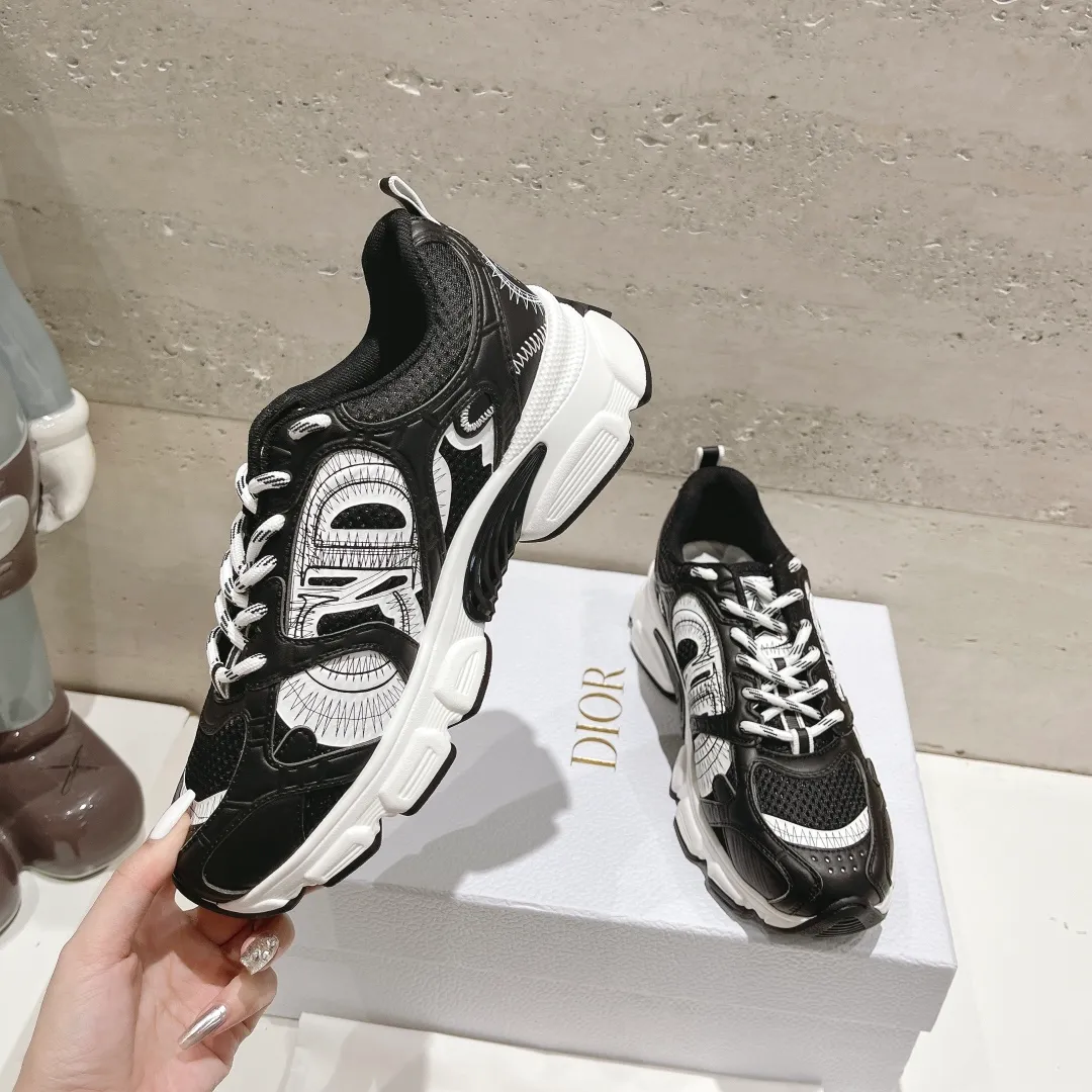 👟👟Ex-factory price 560👟👟 (top version) The latest hot model, the star model 2024 main hot product, the newly released Dior Dior Chrono new casual sports shoes, running shoes and dad shoes are really cool, full of futuristic feeling! Really cool! Once again interpreting Dior's concept of cool fashion, the lucky star will bless you with good luck. The new EVA sole is super light and super soft! A perfect replica of the original! Fully matched material and mold! ! 35-40